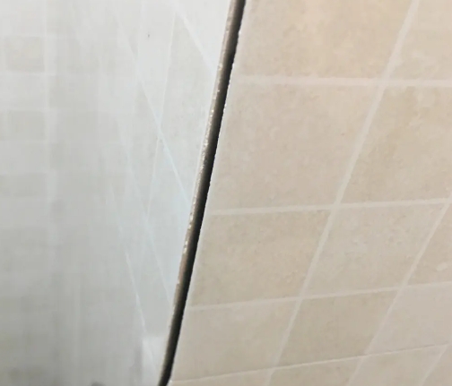 富县瓷砖空鼓维修公司分享阳台瓷砖脱落的修复过程可以分为以下几个步骤