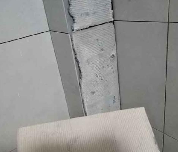 富县瓷砖空鼓维修公司分享下厨房瓷砖脱落的补救措施。